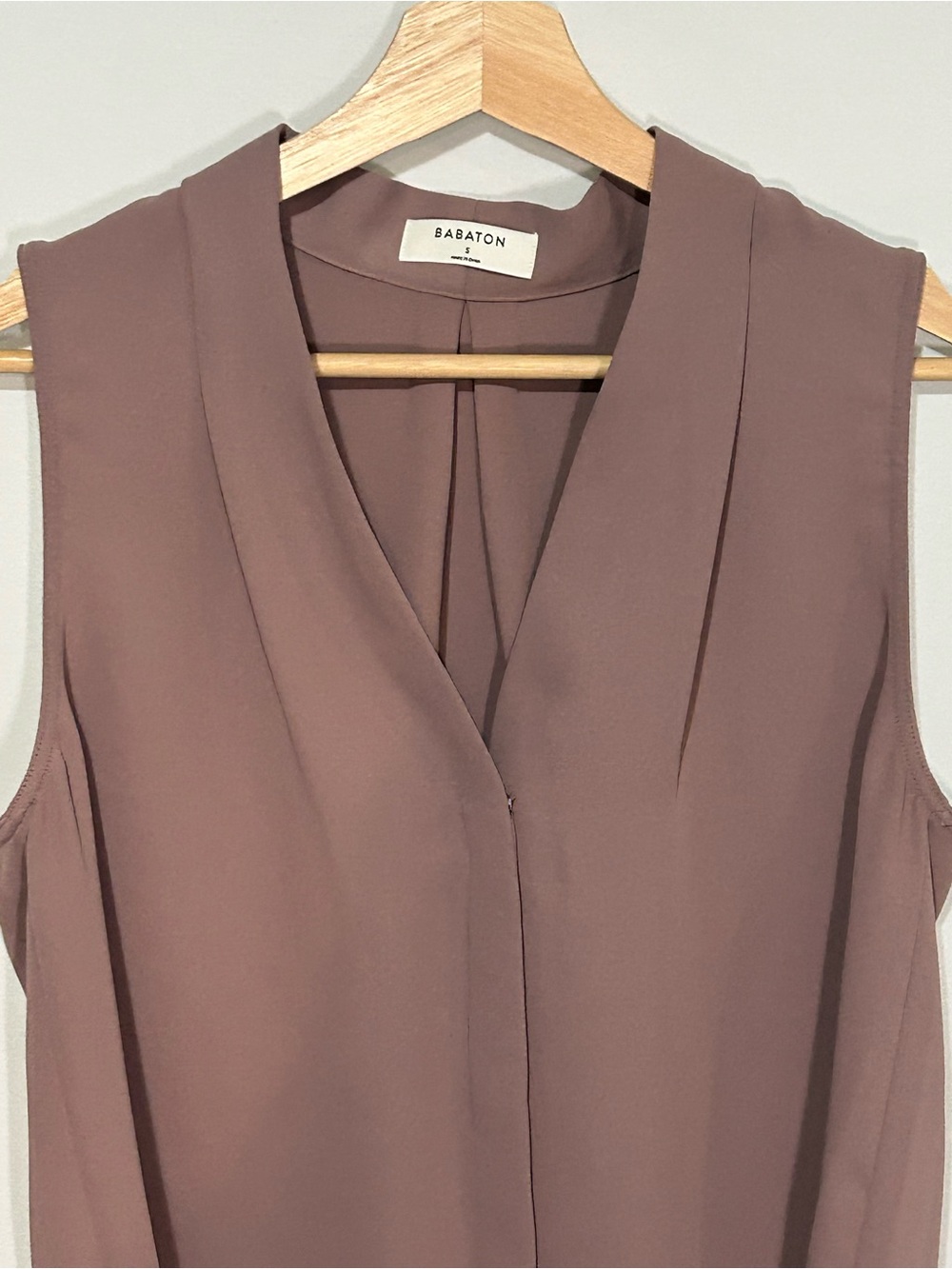 Aritzia Babaton Murphy Blouse Dusty Mauve Taupe Sleeveless S - Picture 3 of 7